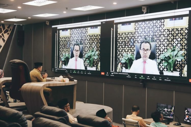 Gubernur Jambi, Al Haris saat mengikuti Rapat secara Virtual Bersama Kemendagri dan Kemenkes RI di ruang JDAC Kantor Gubernur Jambi, Senin (02/01/2023).foto: Agus