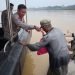 Kapolda Jambi menyerahkan bantuan kepada nelayan yang sedang mencari ikan, yang ia temui di pinggiran Sungai Batanghari Selasa (3/1/2023). (Humas Polda Jambi)