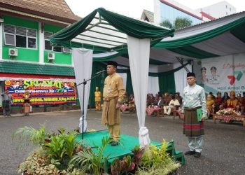 Gubernur Jambi, Al Haris, saat menjadi inspektur upacara pada peringatan Hari Amal Bhakti ke-77 Kementerian Agama Republik Indonesia 2023, di Halaman depan Kanwil Kemenag Provinsi Jambi, Selasa (3/1/2023). (dok RJ.COM/Haitami)