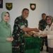 Kasrem 042/Gapu, Kolonel Inf Ali Aminudin, melakukan pemotongan tumpeng HUT ke-77 Kodam II/Sriwijaya tahun 2023, di ruang transit Makorem 042/Gapu, Selasa (3/1/2023). (Foto Penrem 043/Gapu)