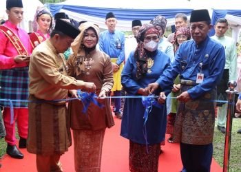 Prosesi pemotongan pita oleh Gubernur dan Wakil Gubernur Jambi yang menandakan bahwa Jambi Mantap Expo 2023 resmi dibuka, Selasa (3/1/2023). (Realitajambi.com/Nasution)
