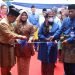 Prosesi pemotongan pita oleh Gubernur dan Wakil Gubernur Jambi yang menandakan bahwa Jambi Mantap Expo 2023 resmi dibuka, Selasa (3/1/2023). (Realitajambi.com/Nasution)