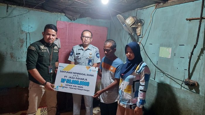 Kepala Jasa Raharja Cabang Utama Jambi bersama dengan pimpinan PT PNM Cabang Jambi, bersilaturahmi ke rumah ahli waris almarhum Reka Marliyan, Rabu (4/1/2023). (Foto Humas Jasa Raharja)