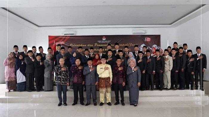 Para PPK dari 8 kecamatan di Kota Sungaipenuh yang barus dilantik. (Foto RJ.COM/Deni)