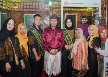 Edi Purwanto berfoto bersama penjaga stand di Stand UMKM Jambi Mantap Expo (Dok Hadian)