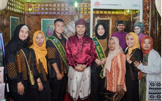 Edi Purwanto berfoto bersama penjaga stand di Stand UMKM Jambi Mantap Expo (Dok Hadian)