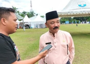 Kepala Dinas Pekerjaan Umum dan Perumahan Rakyat (PUPR) Provinsi Jambi, Fauzi, saat diwawancara wartawan. (Foto RJ.COM/Nasution)