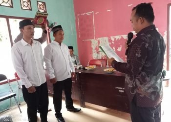 Pelantikan dan pengambilan sumpah Kadus II dan Kasi Pem Desa Ture, Kecamatan Pemayung, Kabupaten Batanghari, Jambi, Kamis (5/1/2023). (Foto RJ.COM/Deni)