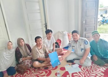 Jasa Raharja Jambi saat mendatangi ahli waris di rumah korban Kecelakaan di Bajubang (Dok Riska)