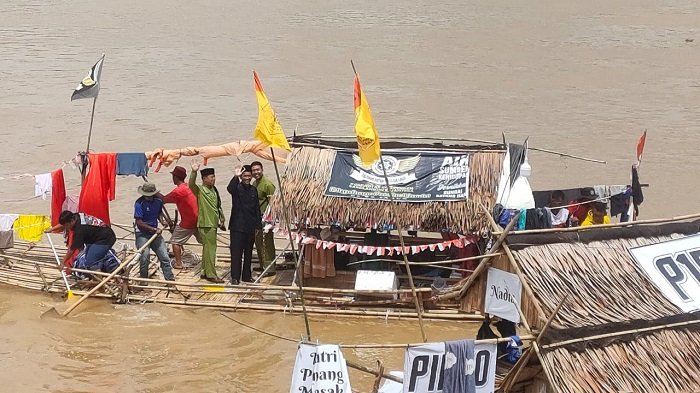 Camat Pemayung dan rombongan saat naik rakit ekspedisi Milir Berakit, Kamis (5/1/2023). (Foto RJ.COM/Den)