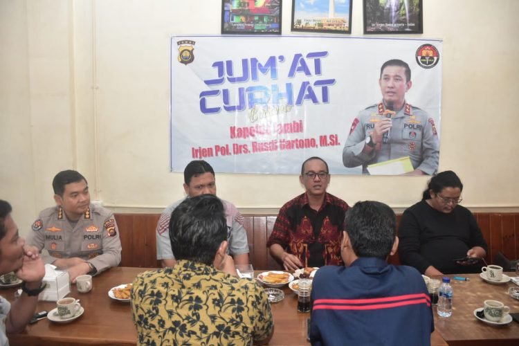 Kegiatan Jum'at Curhat yang dilakukan Polda Jambi mengundang sejumlah elemen dan organisasi masyarakat, di warung kopi kawasan Thehok, Kota Jambi, Jumat (6/1/2023). (Foto Humas Polda Jambi)