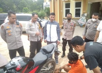 Pelaku pencurian sepeda motor beserta barang bukti saat dibawa ke Mapolsek Sungai Gelam, Kabupaten Muarojambi, Jambi. (Foto Realitajambi.com/Deni)