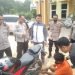 Pelaku pencurian sepeda motor beserta barang bukti saat dibawa ke Mapolsek Sungai Gelam, Kabupaten Muarojambi, Jambi. (Foto Realitajambi.com/Deni)