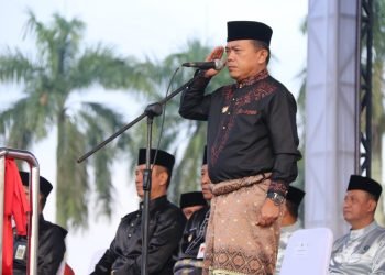 Gubernur Al Haris saat memimpin upacara dalam rangka HUT ke 66 Provinsi Jambi (foto: Agus)