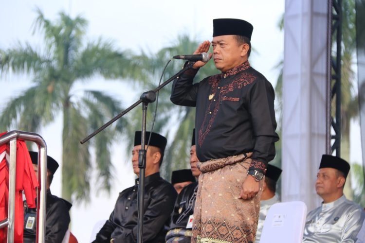 Gubernur Al Haris saat memimpin upacara dalam rangka HUT ke 66 Provinsi Jambi (foto: Agus)