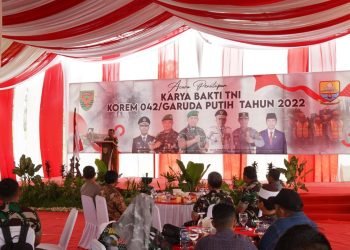 Gubernur Jambi, Al Hari, saat memberi kata sambutan pada acara Penutupan Karya Bhakti TNI Korem 042/Garuda Putih (Gapu), di Desa Kilangan Kecamatan Muarabulian Kabupaten Batanghari, Sabtu (7/1/2023). (Foto Diskominfo Provinsi Jambi)