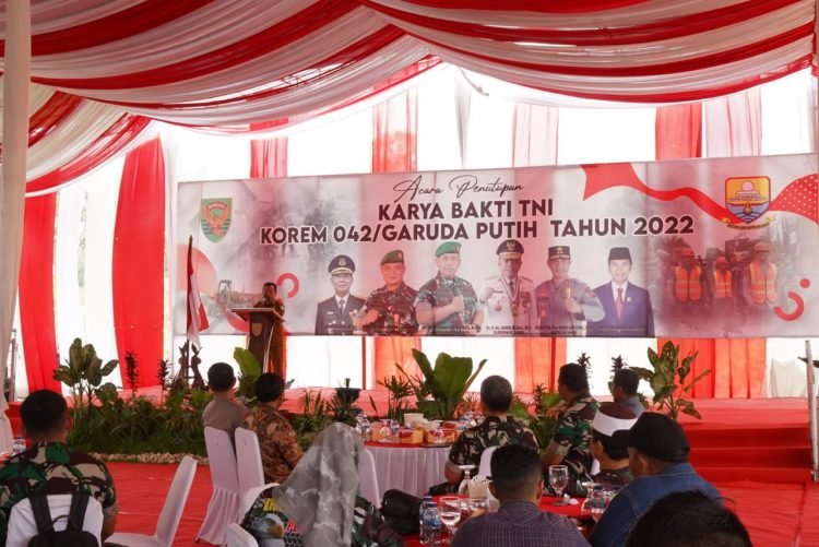 Gubernur Jambi, Al Hari, saat memberi kata sambutan pada acara Penutupan Karya Bhakti TNI Korem 042/Garuda Putih (Gapu), di Desa Kilangan Kecamatan Muarabulian Kabupaten Batanghari, Sabtu (7/1/2023). (Foto Diskominfo Provinsi Jambi)