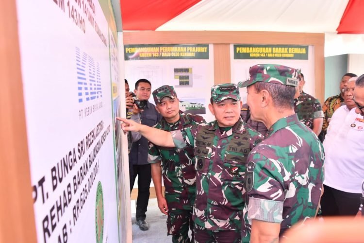 Kasad Jenderal TNI Dr. Dudung Abdurachman saat meninjau 14 unit rumah dinas dan barak prajurit serta rehab Masjid Al Askaria Korem 143/HO (dok Dispenad)