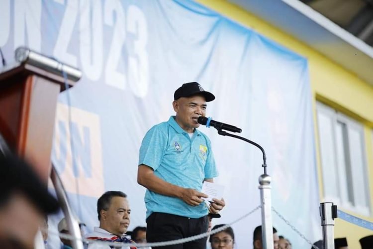 Pj Bupati Kabupaten Tebo saat memberikan kata sambutan dalam acara pembukaan Gubernur Cup 2023 di Stadion Sri Maharaja Batu, Tebo, Senin (9/1/2023). (Dok Diskominfo Provinsi Jambi)