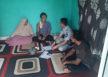 Pihak Jasa Raharja Jambi saat melengkapi data dengan datang ke rumah korban yang menerima santunan. (Dok Jasa Raharja Jambi)