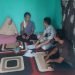 Pihak Jasa Raharja Jambi saat melengkapi data dengan datang ke rumah korban yang menerima santunan. (Dok Jasa Raharja Jambi)