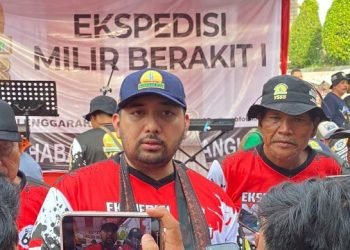 Ketua Yayasan Sahabat Sungai Batanghari, saat tiba di tiba di Kota Jambi bersama tim Milir Berakit 1 yang lainnya, Sabtu (7/1/2023). (Foto RJ.COM)