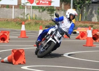 Cara menikung dengan menggunakan sepeda motor yang baik dan benar. (Foto Sinsen/Ajeng)