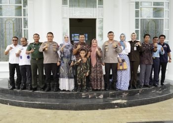 Foto Pemkab Tanjab Timur bersama Kapolres Tanjab Timur yang lama dan yang baru. (Foto Diskominfo Tanjab Timur)