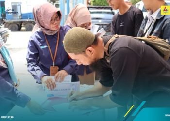 Penyerahan bantuan secara simbolis dari Yayasan Baitul Maal UP3 Jambi kepada penerima. (Foto Tim Komunikasi UID S2JB)