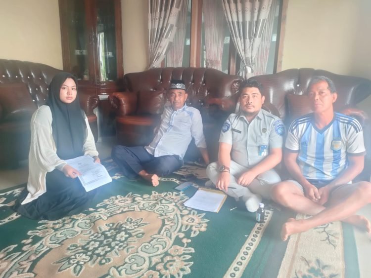 Petugas Jasa Raharja Jambi saat berada di rumah duka korban kecelakaan, di Muarabulian, Selasa (10/2/2023). (Foto Humas Jasa Raharja Jambi)