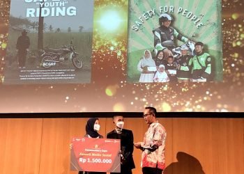 Ketua Yayasan AHM Ahmad Muhibbuddin memberikan hadiah kepada kreator film "Safety Youth Riding" pada malam awarding yang diselenggarakan di Kalbis Institute, Jakarta Utara (11/1/2023). (Foto Yayasan AHM)