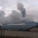 Gunung Kerinci yang sedang erupsi terlihat dari kejauhan. (Foto RJ.COM/Hotma)