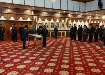 Pelantikan Pejabat Eselon III Pemprov Jambi di aula rumah dinas Gubernur Jambi, Jumat (13/01/2023). (Dok. RJ.COM)