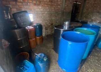 Ditemukan 2 ribu liter minyak solar di rumah tersangka penyalahgunaan BBM subsidi, di Tanjab Barat, Jambi, Jumat (13/1/2023). (Foto RJ.COM)