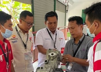 Peserta pelatihan modul lanjutan Kurikulum Teknik dan Bisnis Sepeda Motor Astra Honda memperhatikan penjelasan dari insturktur soal sistem permesinan sepeda motor di Training Center Sinsen, Pall 6, Kota Jambi. (Foto Sinsen/Ajeng)