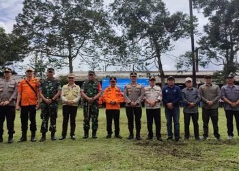 Foto bersama para pimpinan dan peserta apel siaga bencana erupsi Gunung Kerinci, Sabtu (14/1/2023). (Foto RJ.COM)