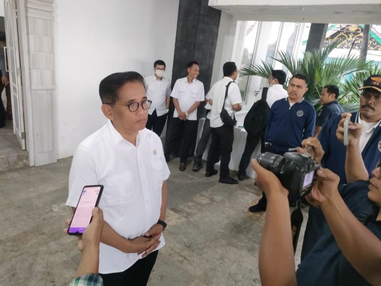 Anggota Komisi V DPR RI dari fraksi PAN, A Bakri, saat diwawancarai awak media di Kantor Bupati Tanjab Barat, Senin siang (16/01/2023). (Foto RJ.COM)