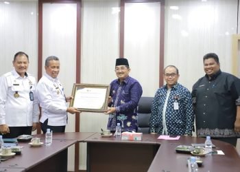 Bupati Tanjungjabung (Tanjab) Barat, Anwar Sadat, saat menerima penghargaan dari Kepala Kantor Kemenkumham Wilayah Jambi, Kamis (19/1/2023). (Foto RJ.COM)