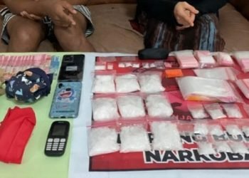 Sepasang kekasih tersangka pengedar Narkoba jenis sabu beserta barang bukti saat diamankan Polres Tanjab Barat, Jambi. (Foto Humas Polres Tanjabbar)
