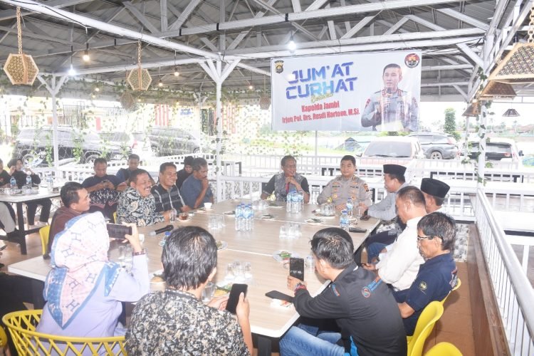 Kegiatan Jum'at Curhat Polda Jambi di salah satu warung yang berada di Pasar Angso Duo Kota Jambi, Jumat (20/1/2023). (Dok Alamsyah - Humas Polda Jambi)