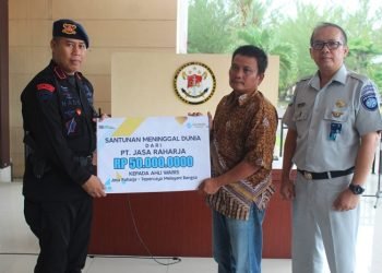 Penyerahan secara simbolis santunan meninggal dunia korban kecelakaan dari Jasa Raharja Jambi kepada ahli waris korban, di Gedung Markas Komando Satuan Brimob Jambi, Jumat (20/1/2023). (Foto Humas Jasa Raharja Jambi/Riska)