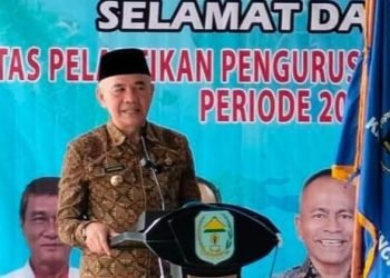 Bupati Kerinci, Adirozal, saat memberikan sambutan dalam acara pelantikan pengurus PWI Kerinci, Kamis (19/1/2023). (Foto RJ.COM)