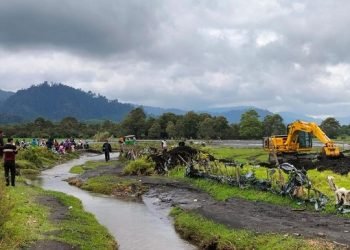 Lokasi lahan dan sungai yang tertimbun abu vulkanik dari aktivitas erupsi Gunung Kerinci ramai didatangi warga. (Foto Bahara Jati)