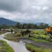 Lokasi lahan dan sungai yang tertimbun abu vulkanik dari aktivitas erupsi Gunung Kerinci ramai didatangi warga. (Foto Bahara Jati)