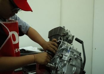 Salah satu peserta Festival Vokasi Satu Hati sedang melakukan perawatan terhadap sepeda motor Honda. [Foto Humas AHM]