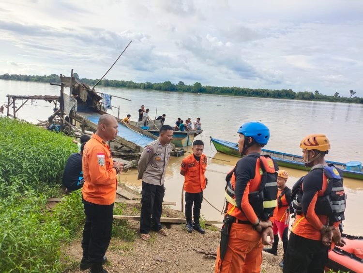 Tim sar gabungan sedang melakukan proses pencarian korban yang diduga tenggelam di Sungai Batanghari, Desa Senaning, Kecamatan Pemayung, Kabupaten Batanghari, Sabtu (21/1/2023). (Foto Basarnas Jambi)