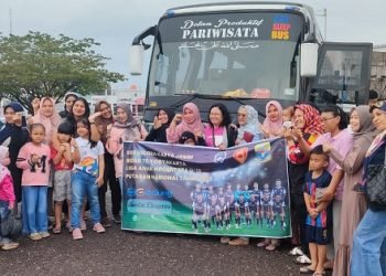 Tim U-13 SSB Gelora Karya berfoto bersama sebelum berangkat dari Jambi ke Yogyakarta, Senin (23/1/2023). [Foto Jogi Sirait]