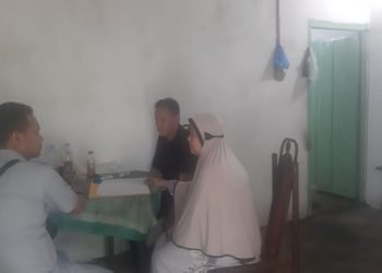Petugas melakukan proses survei keabsahan ahli waris korban kecelakaan. (Foto Humas Jasa Raharja Jambi/Riska)