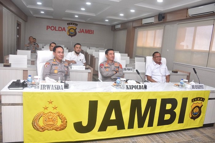 Kapolda Jambi saat menghadiri Rakor Inspektur Daerah seluruh Indonesia Tahun 2023 via zoom meeting, Rabu (25/01/23). (Foto Humas Polda Jambi)