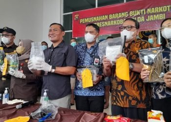 Pemusnahan barang bukti Narkoba Jenis Sabu dan Ganja di Mapolda Jambi, Kamis (26/1/2023). (Foto RJ.COM/Nasution)